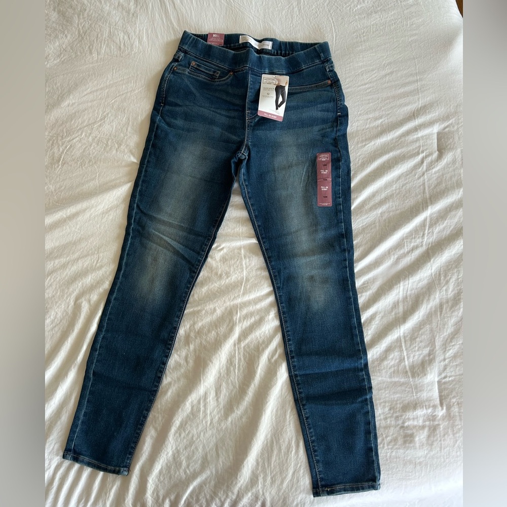 Levi’s signature skinny pull on jeans